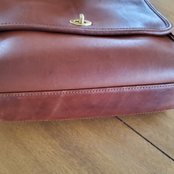 Vintage Coach Court Crossbody Handbag in British Tan 9870 - Picture 3 of 16